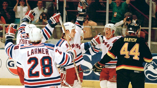 14. �ERVEN 1994, FINÁLE ZA�ÍNÁ: Steve Larmer, Mark Messier, Adam Graves a Brian Leetch z Rangers se radují po vst�elené brance do sít� Vancouveru.