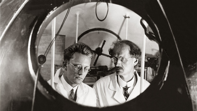 výcarský vdec Auguste Piccard (vpravo) a belgický inenýr Paul Kipfer sedí v tlakové hliníkové kapsli ped svým prvním letem do stratosféry. (27. kvtna 1931)
