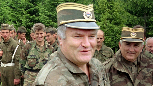 Bval velitel bosenskch Srb Ratko Mladi na snmku z ervna 1996 