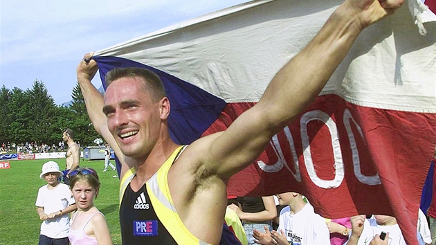 Desetiboja� Roman �ebrle se raduje z poko�ené hranice 9000 bod� v rakouském Götzisu. (27.kv�tna 2001) 