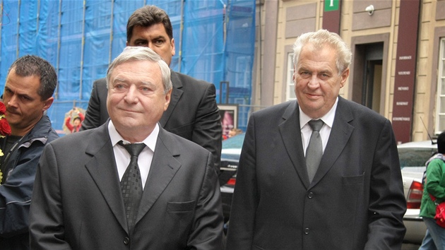 Miroslav Šlouf a Miloš Zeman přicházejí na poslední rozloučení s ekonomem a bývalým ministrem financí Eduardem Janotou v katedrále svatého Víta v Praze. (27. května 2011)