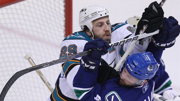 AVLOVAKA. Zkíit zbran lze v osobních soubojích velijak, hokejový zpsob pedvádjí Ryan Clowe ze San Jose (. 29) a Keith Ballard z Vancouveru.