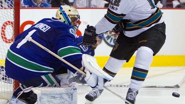 PODRUHÉ U NE. Patrick Marleau ze San Jose sice Roberta Luonga v pátém zápase finále Východní konference NHL jednou pekonal, ale jeho dalí pokusy vancouverský branká u znekodnil. 