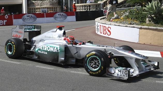 VRACEKA. Michael Schumacher vede svj mercedes po trati v Monte carlo zatím bezchybn. Pozdji v prvním tréninku na velkou cenu havaroval.