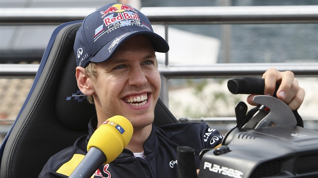 V DOBRÉM ROZMARU. Jak by ne, kdy Sebastian Vettel první trénink na Velkou cenu Monaka formule 1 ovládl.