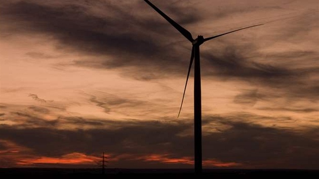 Oranový západ Slunce u Slaného. Dvodem je výbuch osm tisíc kilometr vzdálené sopky Kasatochi.