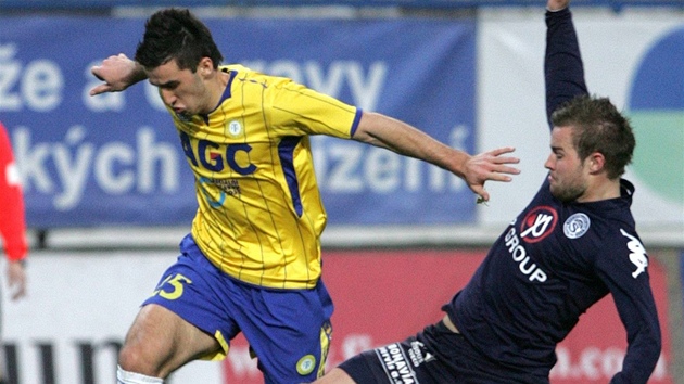 Teplice - Slovácko; domácí Aidin Mahmutovi� uniká Luká�i Kubá�ovi (vpravo).