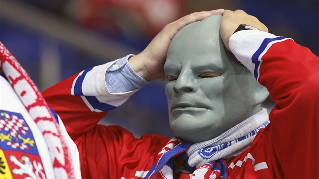 Hokejový fanoušek v masce Fantomase sleduje zápas reprezentačního týmu