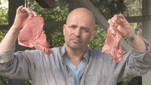 Vlevo správný T-bone steak, vpravo kus masa, který za T-bone steak nkteí "ezníci" jen vydávají. 