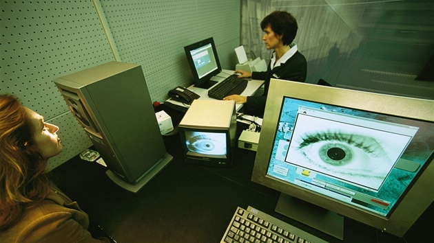 K celotlovým skenerm nebo skenm zítelnice (na obrázku) by mohl pibýt detektor zlých úmysl