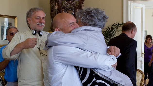 Ji�ina Bohdalová p�ála Ji�ímu Jane�kovi k narozeninám b�hem natá�ení