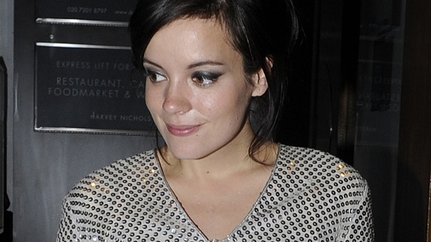 Lily Allen v atech z vlastní kolekce