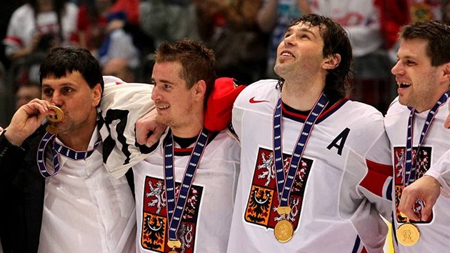 ZLATÁ PARTA. Čeští hokejisté s medailemi na krku.