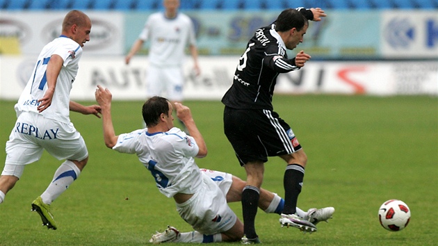 DO SKLUZU. Ostravský fotbalista Zdenk enkeík zastavuje akci píbramského protihráe Daniela Tarczala. 