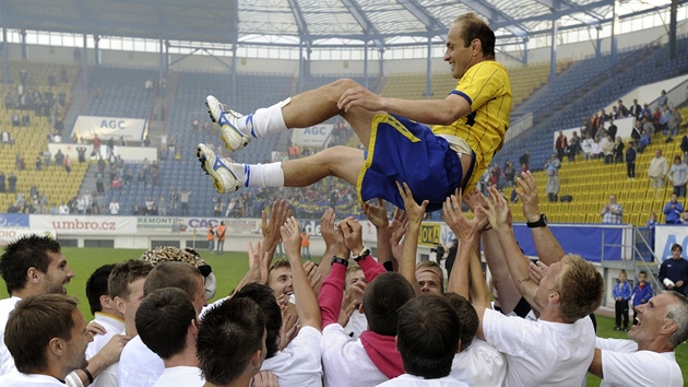 VELKÉ LOUČENÍ. Teplický fotbalista Pavel Verbíř létá nad hlavami celého týmu, i tak probíhalo jeho loučení s kariérou.