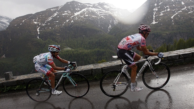 DRSNÝ GROSSGLOCKNER. Cyklistm navíc komplikoval strmé stoupání dé.