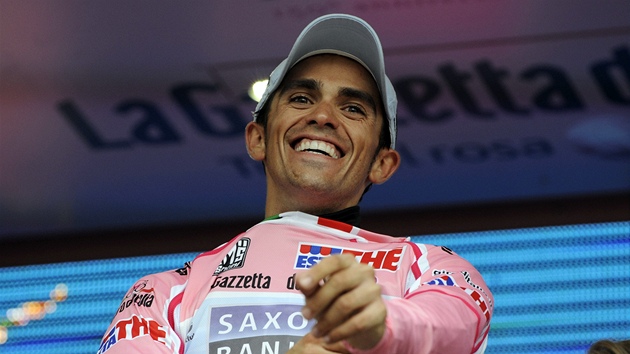 SPOKOJENOST. Alberto Contador si obléká rový trikot pro vedoucího jezdce Gira. 