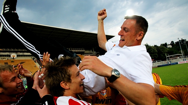 Fotbalisté praské Dukly slaví postup do nejvyí soute, nad hlavy hrá létá trenér Kozel.