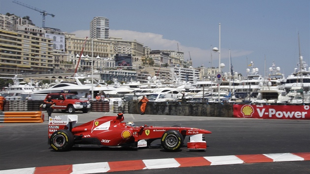 Fernando Alonso na Ferrari pi tréninku na Velkou cenu Monaka. 