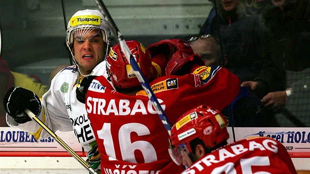 TVRDÝ SOUBOJ. Slávista Ji�í Va�í�ek (�íslo 16) v poty�ce s Jakubem �uttou z Karlových Var�.