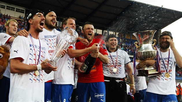MIST�I LIGY! Franti�ek �evinský (v �erveném) slaví se svými spoluhrá�i titul Plzn�.
