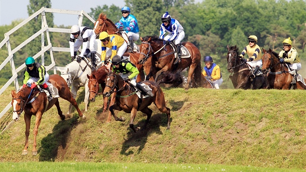 Momentka z první kvalifikace na Velkou pardubickou 2011.