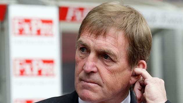 ZAMYLENÝ. Kenny Dalglish, trenér Liverpoolu, pemýlí, co poradit svým svencm.