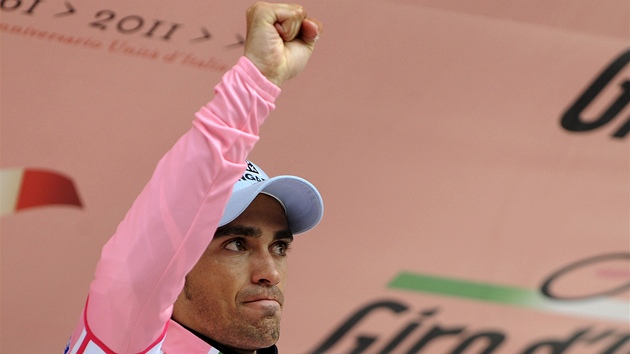 ZSTÁVÁ V RَOVÉM. Rový dres pro vedoucího jezdce Gira d'Italia si udrel Alberto Contador.