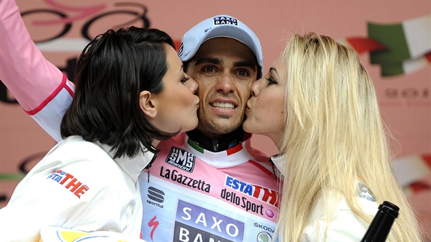 POLIBEK OD KRÁSEK. Alberto Contador pijímá gratulace od hostesek.