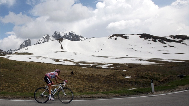KVTEN? Cyklisté na Giru d'Italia míjeli zasnené vrcholy hor. Na snímku Alberto Contador.