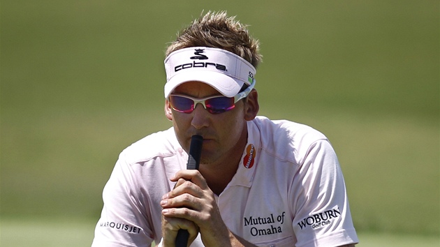 SOUST�ED�NÍ. Ian Poulter p�emý�lí, jak zahrát dal�í mí�ek na turnaji v Casares.