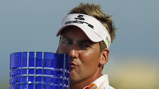 VÍTZ S TROFEJÍ. Ian Poulter líbá pohár, který vyhrál na turnaji v Casares.