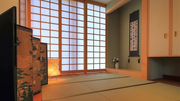 Japonský styl bydlení reprezentuje japonský meditaní pokoj z jasanového deva, který zárove slouí jako pokoj pro hosty. Posuvné stny jsou opateny originálním rýovým papírem z Japonska. Nechybí ani originální tatami i typický paraván.