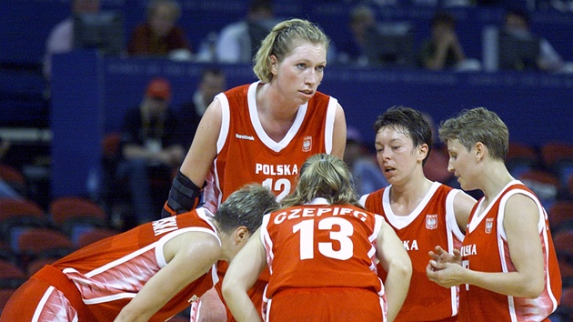 Polská basketbalistka Malgorzata Dydeková (vzadu) p�i porad� se spoluhrá�kami p�i �tvrtfinálovém duelu olympijského turnaje 2000 v Sydney s domácím týmem. 