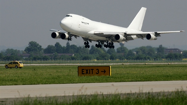 Boeing 747 Jumbo pistává na Letiti Leoe Janáka v Monov.