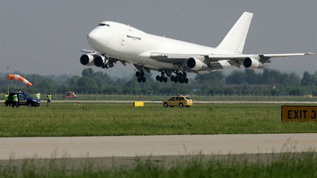 Boeing 747 Jumbo pistává na Letiti Leoe Janáka v Monov.