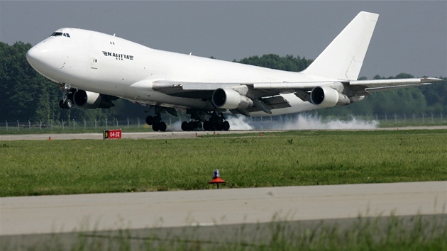 Boeing 747 Jumbo pistává na Letiti Leoe Janáka v Monov.