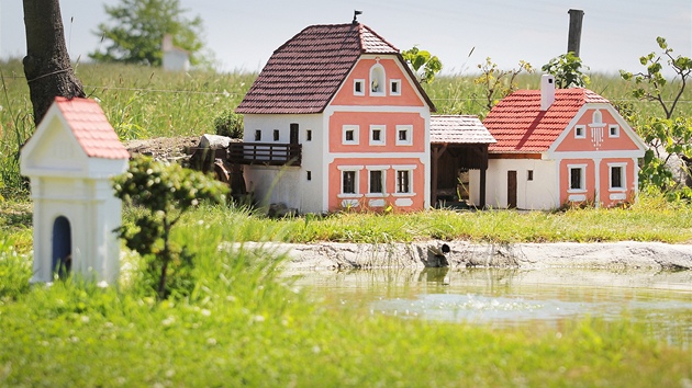 Jií Bauer si na své zahrad po sázce s kamarády postavil zmenený model...