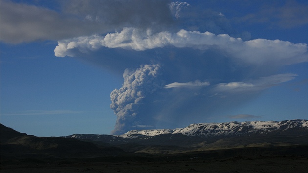 Islandský vulkán Grímsvötn chrlí do vzduchu tuny sopečného prachu.