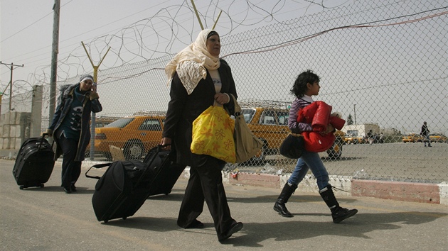 Palestinci z pásma Gazy p�ekra�ují p�echod v Rafáhu na hranici s Egyptem