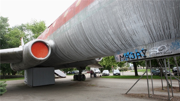 Známé olomoucké letadlo, sovětský Tupolev TU-104A, které stojí u bazénu od roku...