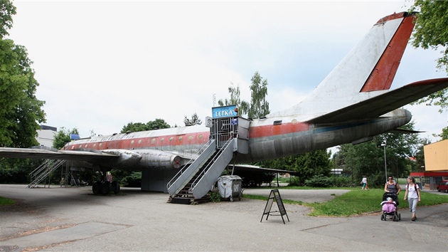 Známé olomoucké letadlo, sovětský Tupolev TU-104A, které stojí u bazénu od roku 1975, je nyní už v poměrně špatném stavu. Uvnitř byl noční bar.