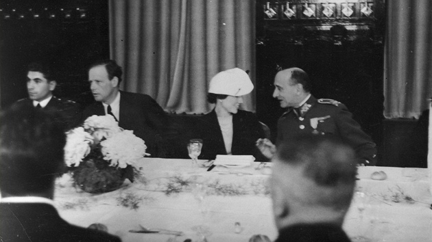 Unikátní fotografie z 1. záí 1938: u stolu sedí 