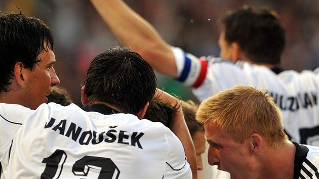 Fotbalisté Hradce Králové se radují z trefy do sít� Sparty. Zleva Pavel �erný, Ji�í Janou�ek a Michal Pávek, v pozadí vpravo Radim Wozniak