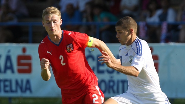 Momentka z kvalifikace na ME do 19 let: eský reprezentant Jakub Brabec (vlevo) brání Amira Agaieva z Izraele.