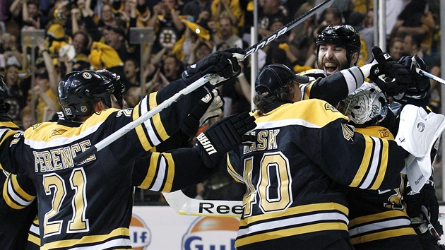 Hokejisté Bostonu Bruins slaví postup do finále Stanley Cupu.