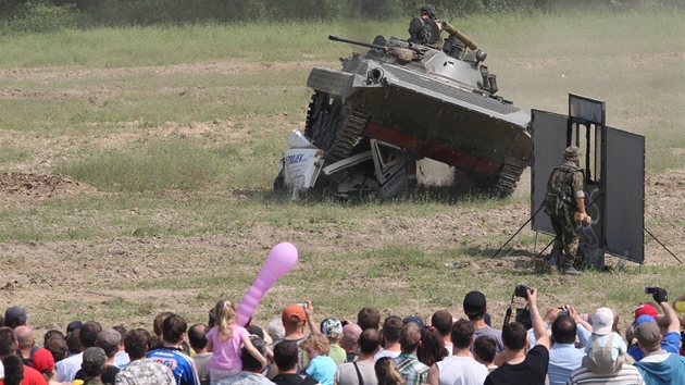 Vzpomínková akce na boje o pevnosti na Hluínsku za 2. svtové války s ukázkou moderní vojenské techniky v Darkovikách.