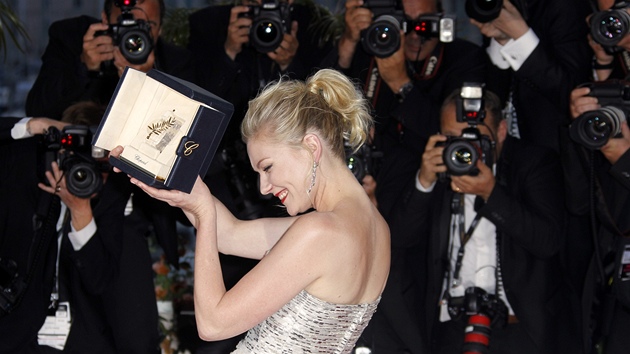 Cannes 2011 - Kirsten Dunstová s cenou za film Melancholia