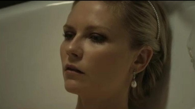 Z filmu Melancholia: Kirsten Dunstová, ve van a v depresi