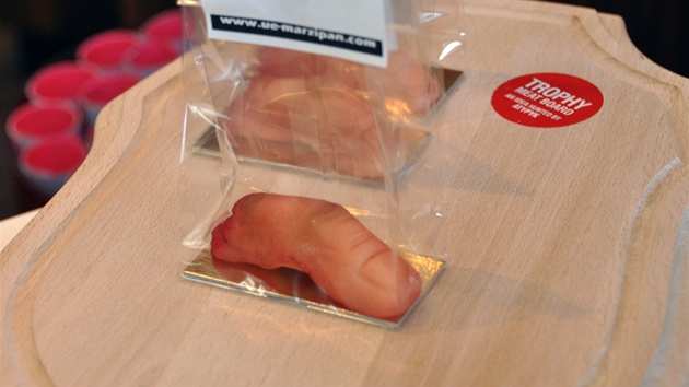 Z výstavy  o kanibalismu v galerii Me Collectors Room  v Berlín - suvenýr v podob marcipánové prstu
